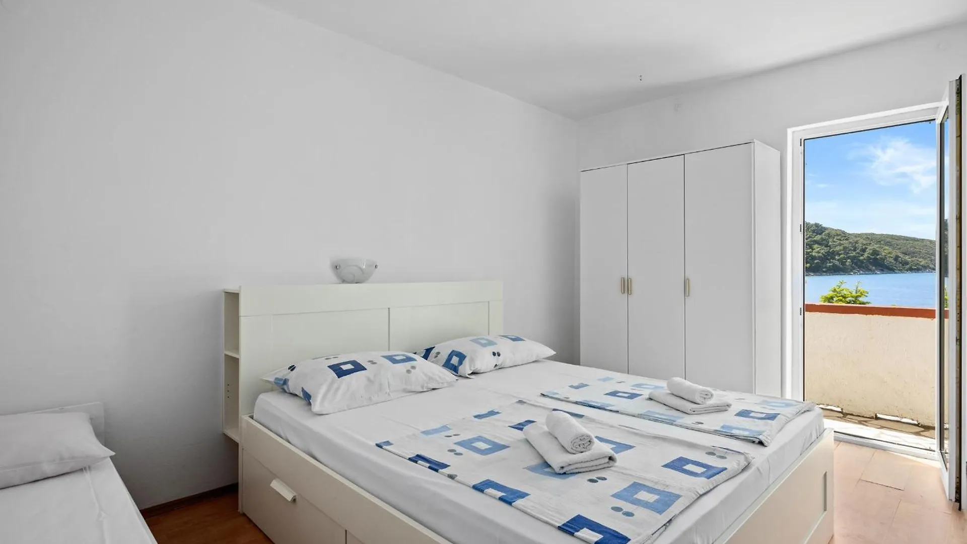 Apartments Emily Kampor